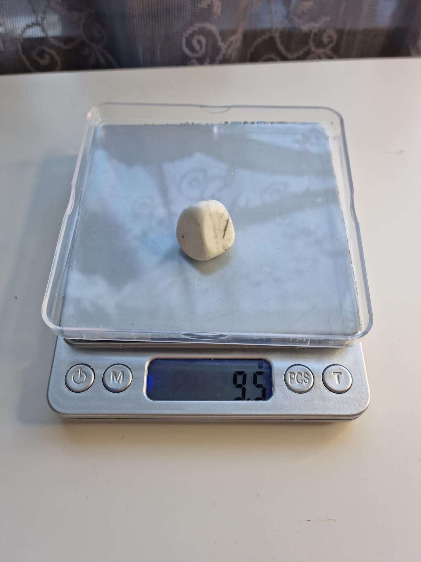 One (1) Howlite Tumble