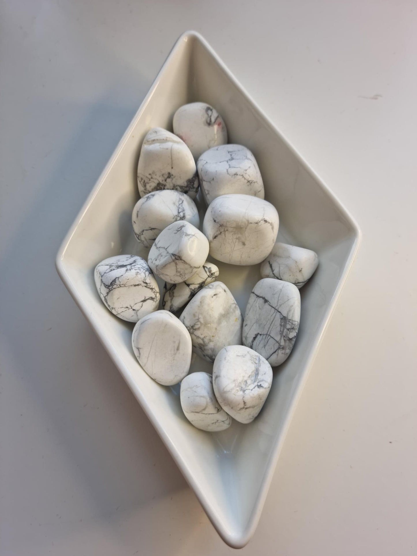 One (1) Howlite Tumble