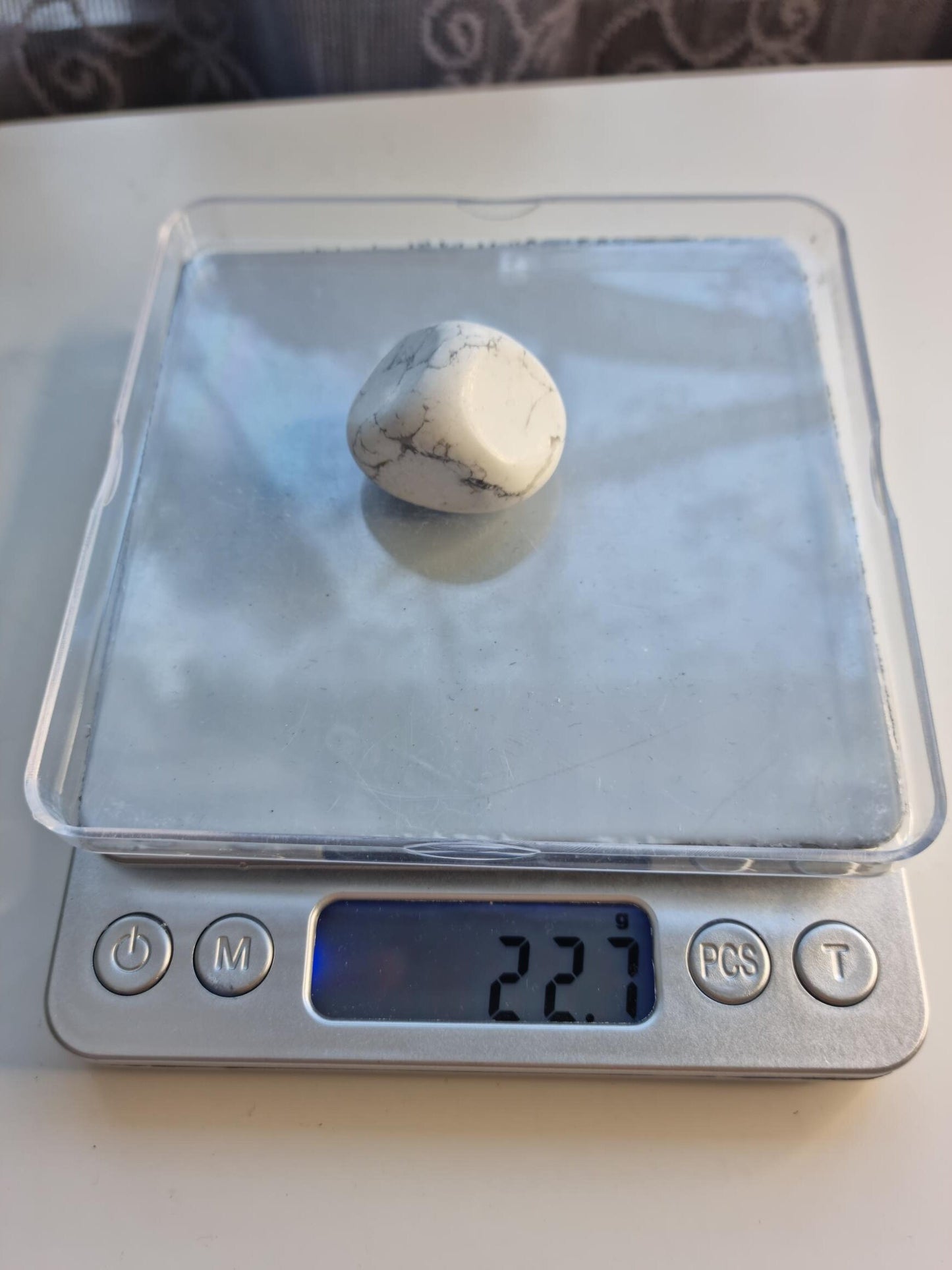 One (1) Howlite Tumble