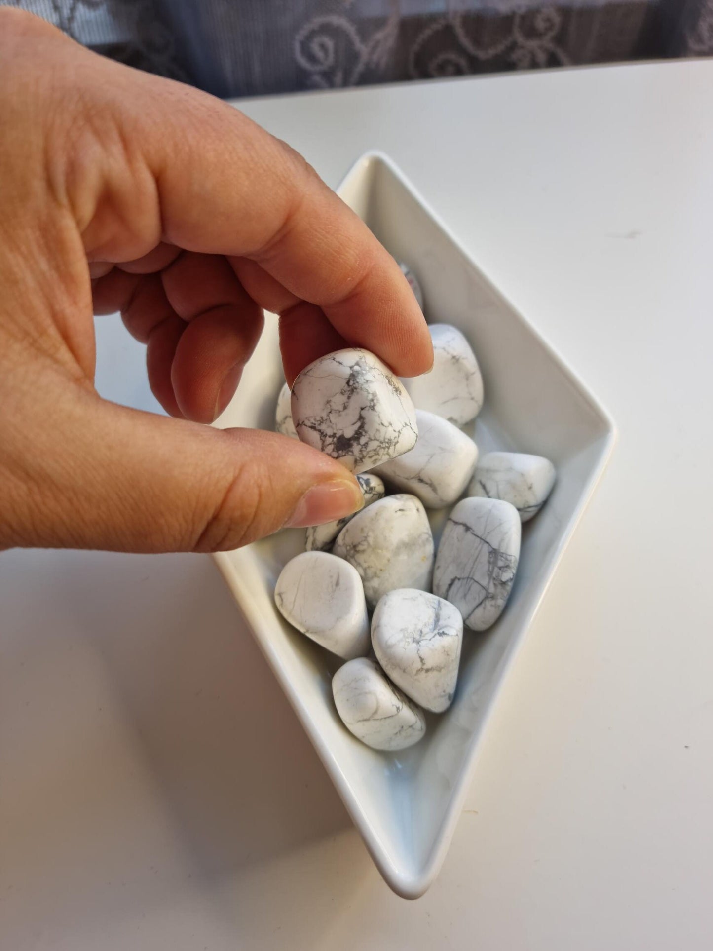 One (1) Howlite Tumble