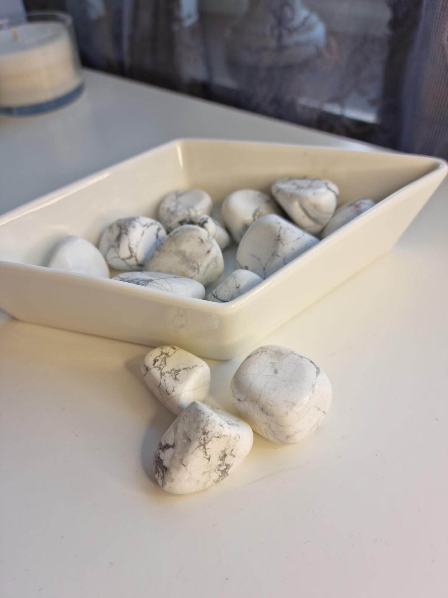 One (1) Howlite Tumble