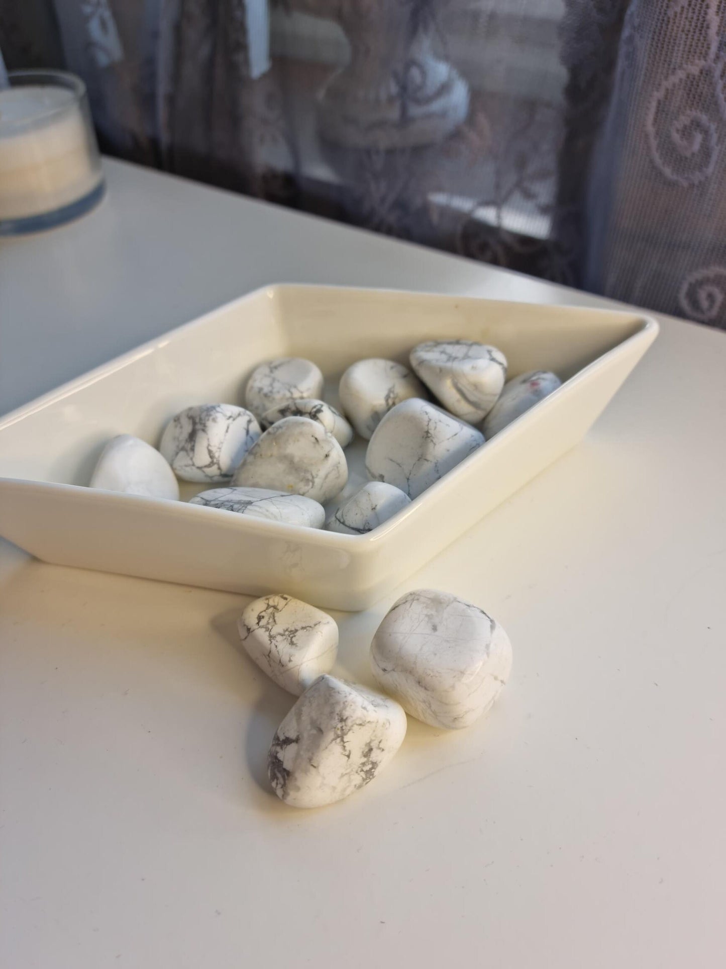 One (1) Howlite Tumble
